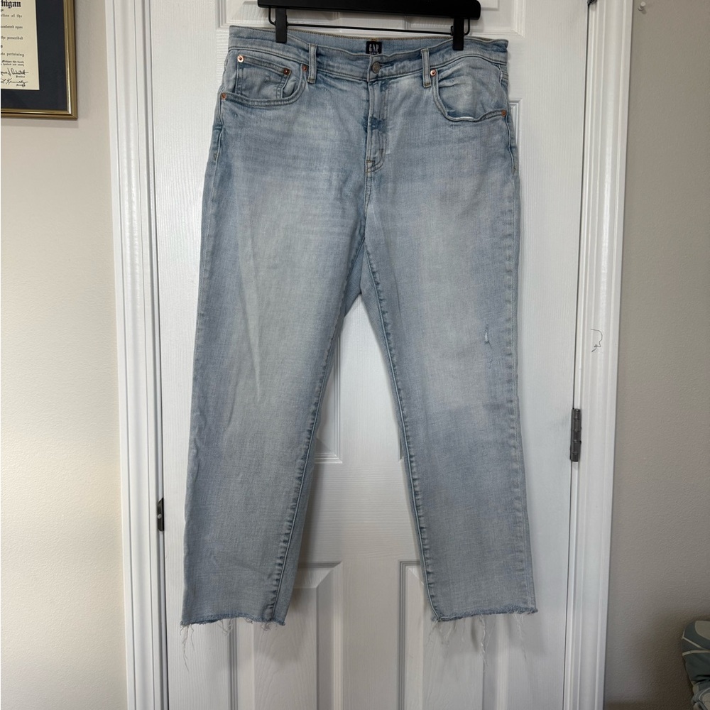 GAP Women's Girlfriend Lt Blue Slightly Distressed Raw Hem Jeans 12/31